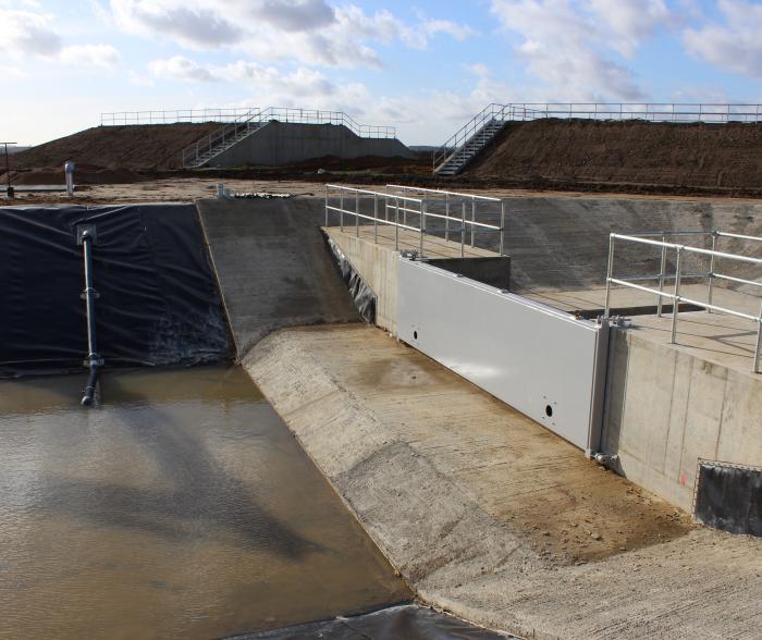 Water control instalation, tilting weirs